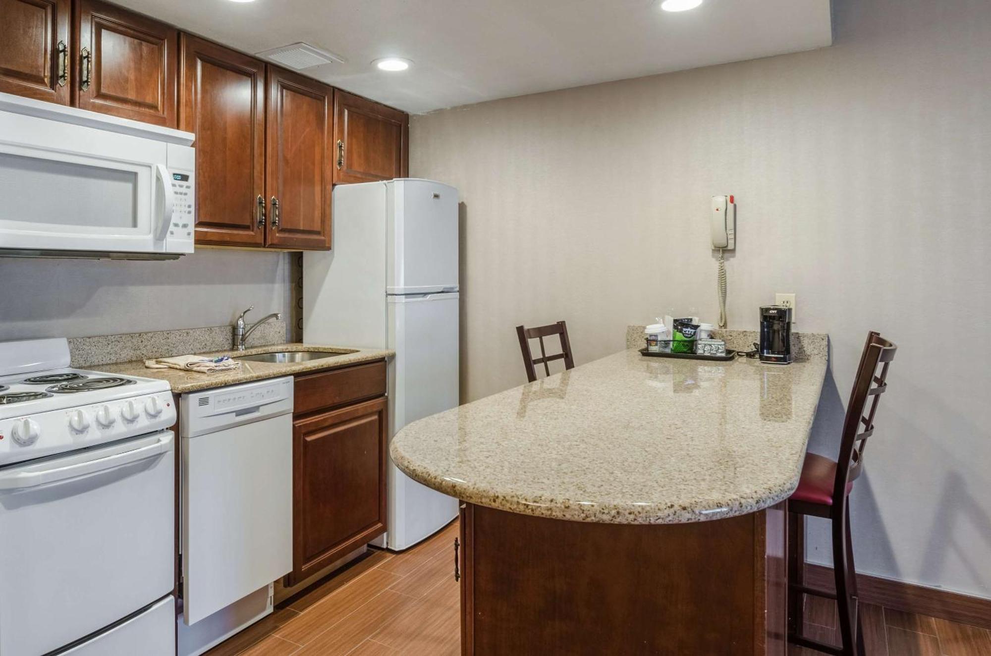 Comfort & Hotel West Springfield